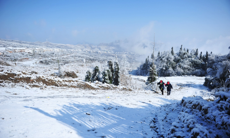 據(jù)南方電網(wǎng)貴州公司介紹，為應(yīng)對低溫冰凍天氣，該公司于1月6日20時發(fā)布了今冬首次低溫雨雪冰凍災(zāi)害藍(lán)色預(yù)警，現(xiàn)已啟動256套覆冰在線預(yù)警終端對覆冰情況進(jìn)行實(shí)時觀測，出動觀冰人員1000余人次，融除冰人員近200人次。目前，電網(wǎng)沒有發(fā)生因覆冰造成的線路跳閘事件，電網(wǎng)安全穩(wěn)定運(yùn)行。（新華社記者 陶亮 攝）