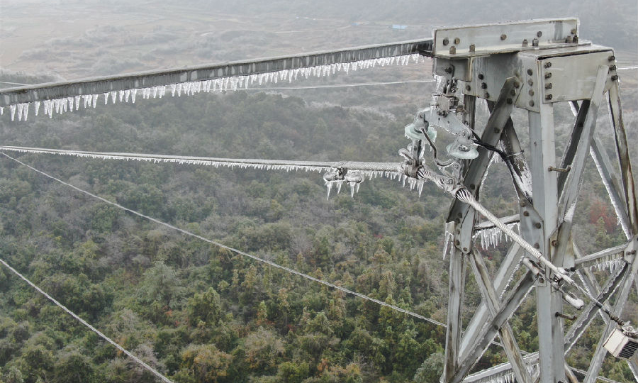 12月15日，位于廣東清遠連州西江高寒山區的220千伏山安乙線出現冰掛。（王廣發 攝）