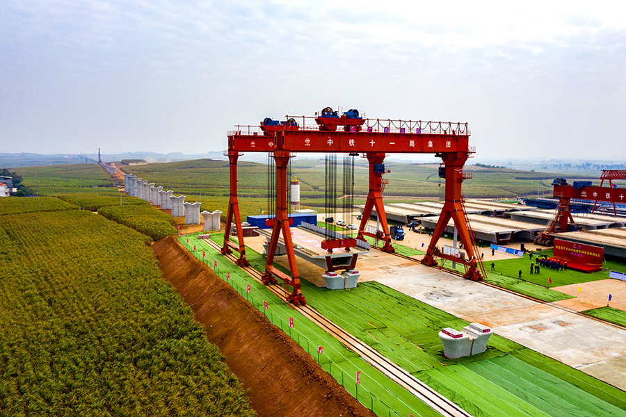 南玉鐵路建成通車后，將結束廣西最大僑鄉—玉林市沒有高速鐵路的歷史，也將成為桂東城市群和北部灣城市群通向珠三角最便捷的通道，南寧至玉林行程由2小時05分縮短至33分鐘，為加快廣西全面對接融入粵港澳大灣區建設，構建“南向、北聯、東融、西合”開放新格局邁出關鍵步伐。圖為廣西首條自主投資時速350公里高速鐵路開始架梁。（金偉 攝）
