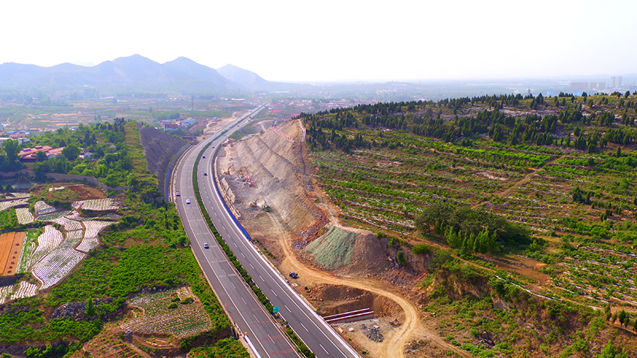 圖為臥牛山完成爆破施工。