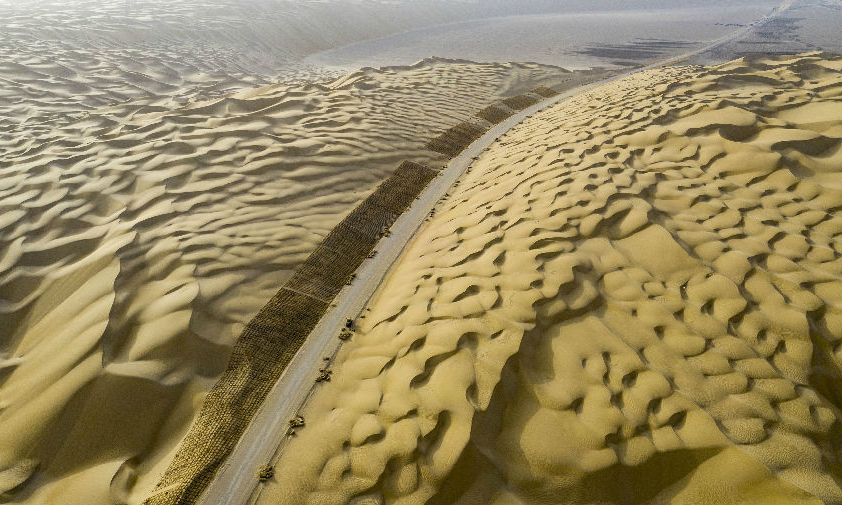 9月24日，中國交建投資建設、三公局承建的新疆烏尉公路包PPP項目S254線尉犁至且末公路沙基全線貫通，為2021年全面開通運營奠定基礎。