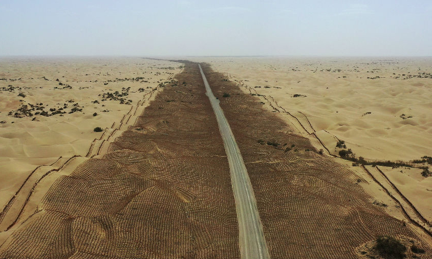 尉犁至且末公路建成后，且末縣到庫爾勒市的行車距離將縮短350公里，行車時間由12個小時縮短至6個多小時，可有效改善當地居民交通出行時間長、生活成本大、農產品銷售難的狀況。同時，該路線穿越區域為塔里木盆地石油地質蘊藏富集帶，將為未來石油天然氣的勘探、開發、運輸等提供有力支撐，進一步推動南疆地區經濟社會發展。