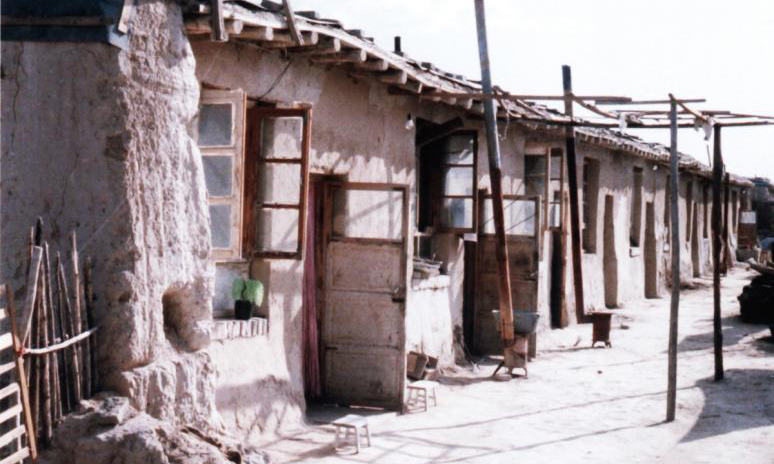 70年代準能集團黑岱溝露天煤礦籌建處的辦公房“干打壘”。