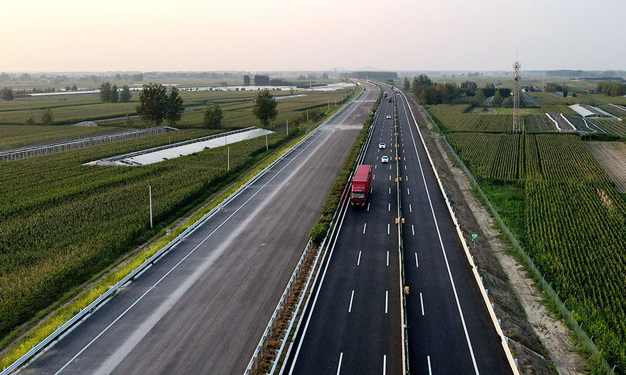 項(xiàng)目建成后，將大大提高京滬高速公路的通行能力和服務(wù)水平，對(duì)更好服務(wù)沂蒙老區(qū)建設(shè)，助推新舊動(dòng)能轉(zhuǎn)換，促進(jìn)沿線地區(qū)乃至山東省中南部地區(qū)的經(jīng)濟(jì)社會(huì)發(fā)展產(chǎn)生更大的影響。圖為左幅通車的京滬高速公路改擴(kuò)建工程蘭陵段。