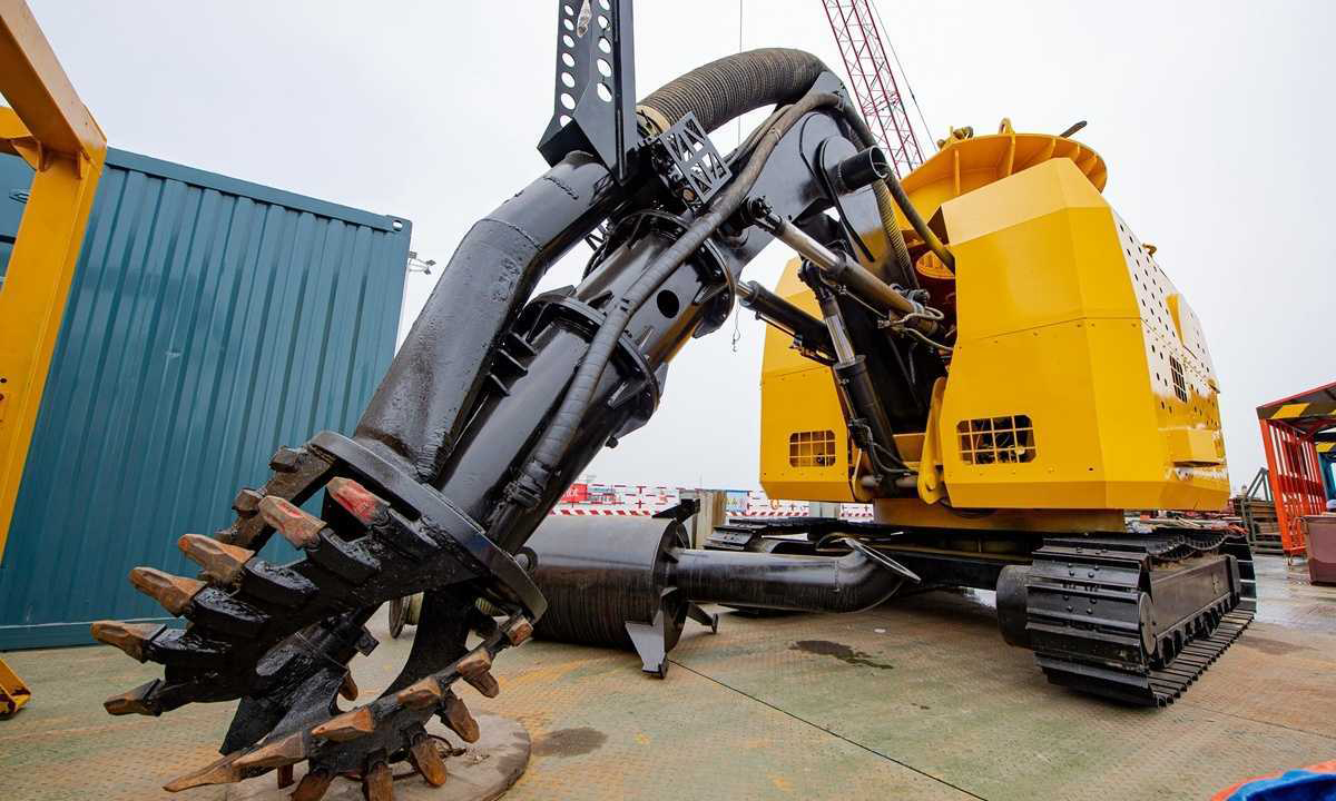 8月19日，在世界最大跨度公鐵兩用斜拉橋——常泰長江大橋6號主塔墩施工現場，智能機器人正在進行水下取土作業。這是我國首次使用智能機器人進行大型沉井水下取土，解決了傳統設備“束手無策”的盲區取土問題，實現沉井可控、可測、可視安全高效下沉，開創大型水中沉井基礎施工新紀元。