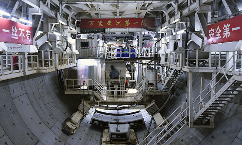 濟南黃河隧道，總投資60多億元，被譽為“萬里黃河第一隧”。隧道全長4760米，其中盾構段長2519.2米，隧道管片外徑15.2米，盾構機開挖直徑15.76米，設計為雙管雙層，上層為雙向6車道公路，下層為城市軌道交通，為目前世界上在建的最大直徑公軌合建盾構隧道，也是超大直徑盾構機首次穿越地上懸河。圖為濟南黃河隧道“泰山號”盾構機有序掘進。