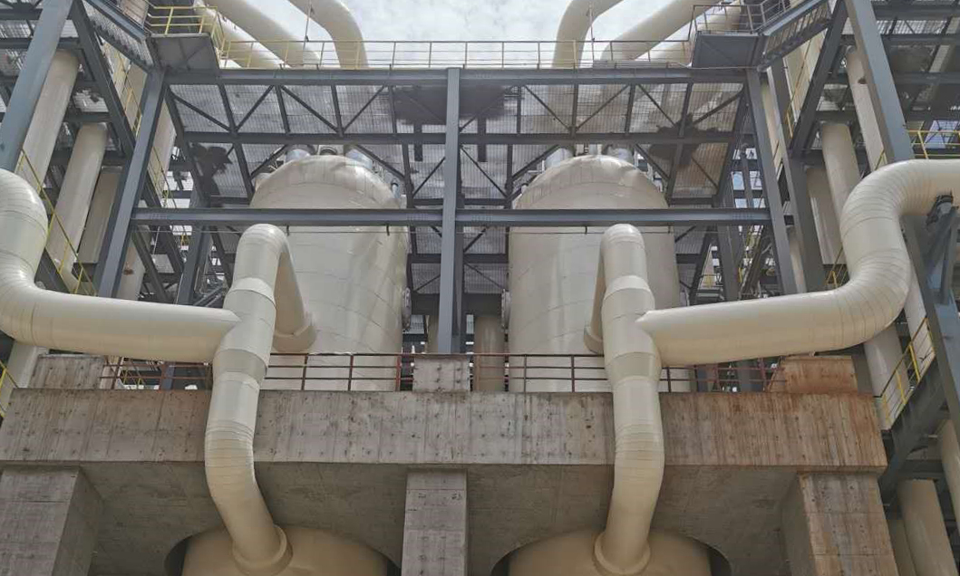 近日，由中國(guó)化學(xué)工程自主設(shè)計(jì)的國(guó)產(chǎn)化大型甲醇合成塔在全球單體最大甲醇裝置——寧夏寶豐能源220萬(wàn)噸/年甲醇裝置中成功投產(chǎn)，標(biāo)志著該合成塔成功實(shí)現(xiàn)國(guó)產(chǎn)化。本次甲醇合成塔國(guó)產(chǎn)化技術(shù)成功應(yīng)用在國(guó)內(nèi)大型甲醇裝置中，大大縮短了設(shè)備供貨周期、降低了設(shè)備采購(gòu)成本，打破了設(shè)備長(zhǎng)期依賴(lài)進(jìn)口的局面。