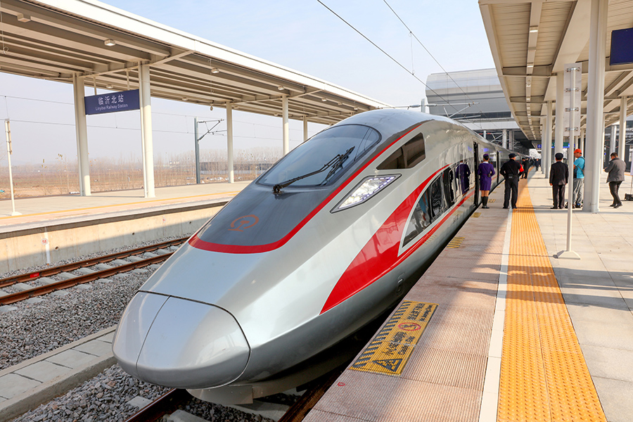 中鐵十四局承擔(dān)臨沂至曲阜段1標(biāo)工程及全線和聯(lián)絡(luò)線532公里鋪軌任務(wù)。在臨沂梁場(chǎng)，他們首次將BIM生產(chǎn)管理信息系統(tǒng)應(yīng)用于高鐵箱梁生產(chǎn)，所有人均可通過(guò)PC端或者現(xiàn)場(chǎng)電子顯示屏實(shí)時(shí)了解梁場(chǎng)最新制梁動(dòng)態(tài)，且信息可在云端永久保存，施工資料的調(diào)取移交更高效。圖為在臨沂北站等待始發(fā)的G5587次復(fù)興號(hào)列車。