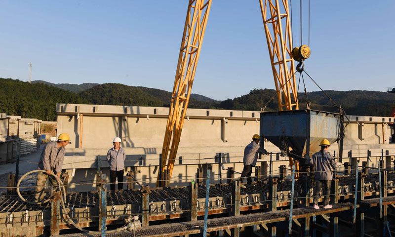 玉磨鐵路是泛亞鐵路中線昆明至曼谷的重要組成部分，正線全長500多公里，設計速度為每小時160公里。圖為11月19日，施工人員在玉磨鐵路景洪制梁場澆筑混凝土。（新華社記者 楊宗友 攝）