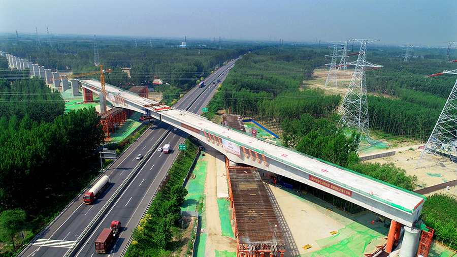 該工程有兩個創新點，一個是采用墩頂不平衡轉體，另一個是滑道拖拉系統。目前國內常規轉體中，轉動球鉸均埋在平臺底部，轉動時連平臺中心梁體一起轉，而此次球鉸埋在橋墩頂部，轉動時只轉動梁部，大致可縮短兩個月工期。圖為轉體進行中。