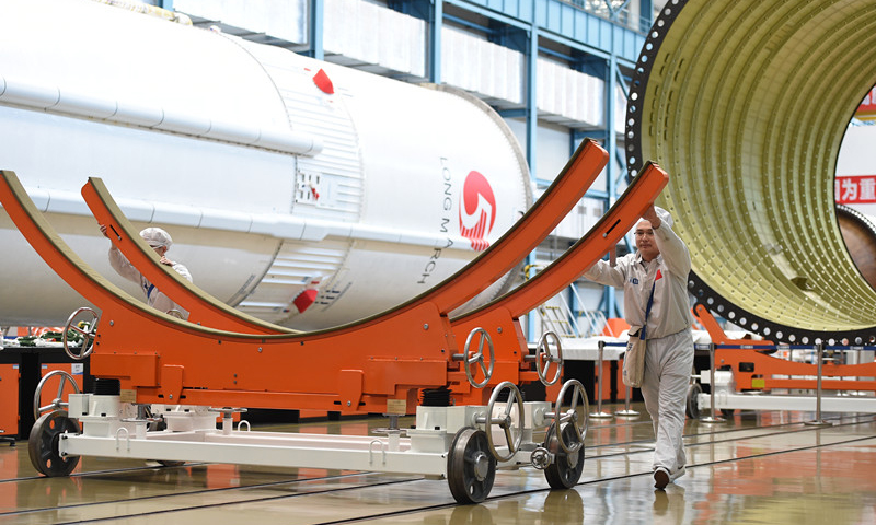 圖為工作人員在天津新一代運(yùn)載火箭產(chǎn)業(yè)化基地長征五號(hào)總裝測試車間。