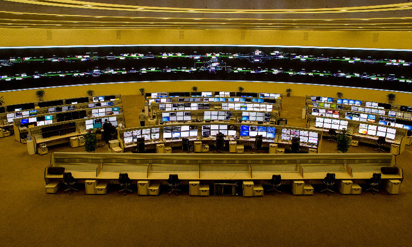 鐵路綜合智能運(yùn)行維護(hù)管理系統(tǒng)使高鐵運(yùn)維自動(dòng)化，該系統(tǒng)用于中國通號全部在軌運(yùn)用系統(tǒng)裝備的在線安全保障和維護(hù)，實(shí)現(xiàn)了對高鐵、城際、城市軌道交通等在軌設(shè)備的實(shí)時(shí)狀態(tài)監(jiān)督、故障預(yù)警、故障定位、故障再現(xiàn)和自動(dòng)遠(yuǎn)程診斷，處于世界領(lǐng)先水平。綜合運(yùn)輸調(diào)度指揮系統(tǒng)打造統(tǒng)一的運(yùn)輸調(diào)度集成信息平臺(tái)，打破了國內(nèi)按專業(yè)各自為政的建設(shè)模式，使?fàn)I銷與運(yùn)輸計(jì)劃，運(yùn)輸計(jì)劃與調(diào)度指揮，運(yùn)輸生產(chǎn)與施工、設(shè)備維護(hù)緊密結(jié)合，實(shí)現(xiàn)信息閉環(huán)。該系統(tǒng)已應(yīng)用于海外首條全中國標(biāo)準(zhǔn)的蒙內(nèi)鐵路。圖為中國通號打造的中國鐵路總公司調(diào)度指揮中心。