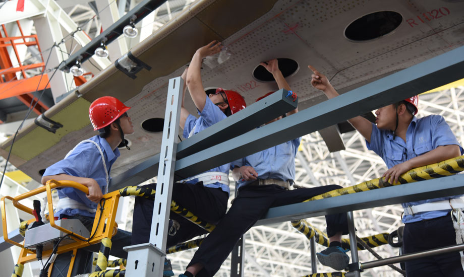 在C919飛機全尺寸靜力試驗現場，在點、線、面和大量數據交集的電腦前、在四維空間的虛擬試驗模塊中、在高大壯觀的一體化整體加載框架上、在千絲萬縷的連接線里、在發出陣陣刺鼻的膠布帶邊……你會看到那些青春的身影、專注的眼神。（作者：楊雁）