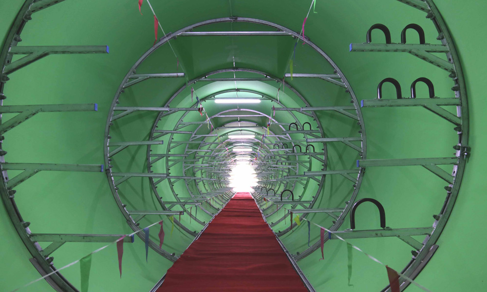 據(jù)介紹，竹纏繞城市綜合管廊每段最大直徑3米，長(zhǎng)12米，重10噸左右，施工時(shí)僅需2臺(tái)25噸的吊車，一天最快可以安裝120米，安裝速度是傳統(tǒng)管廊的10倍。建設(shè)單位采用芯片、傳感器和激光測(cè)距儀等在線檢測(cè)技術(shù)，實(shí)時(shí)監(jiān)測(cè)管廊的受熱、形變狀況，智能化程度國(guó)內(nèi)領(lǐng)先。（伍振 梁建剛 攝）