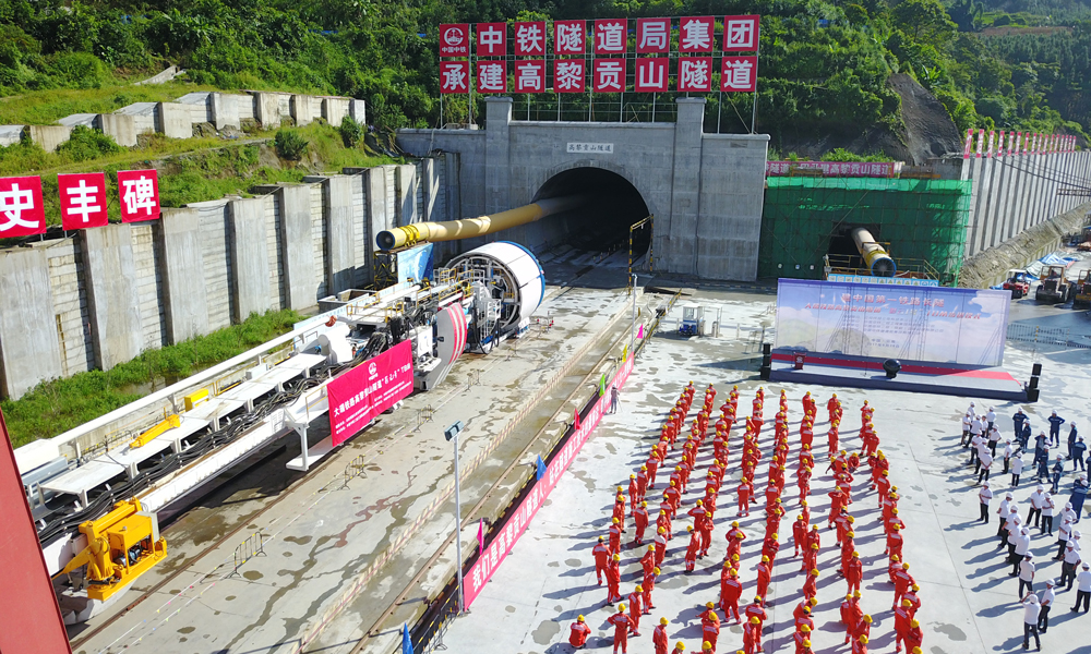 4月21日，“彩云號”TBM（硬巖掘進機）在云南大瑞鐵路高黎貢山隧道成功穿越第一個地層交接涌水帶，掘進里程突破500米，單日掘進最高達到32.14米，這標志著我國自主研制的最大直徑TBM在鐵路隧道首次成功應用，意味著高黎貢山隧道這座中國第一鐵路長隧正穩(wěn)步邁向穩(wěn)產高產階段。（圖片來源：中鐵高新工業(yè)股份有限公司）