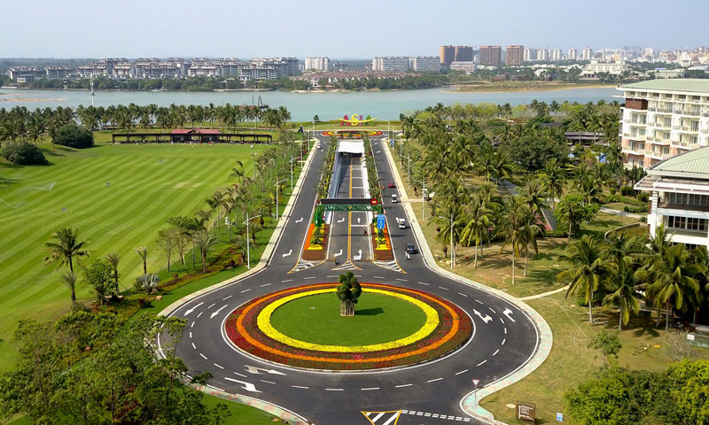 4月7日，由中國(guó)鐵建所屬鐵四院設(shè)計(jì)、中鐵十八局集團(tuán)建設(shè)者歷時(shí)9個(gè)月的日夜奮戰(zhàn)，“高顏值”博鰲亞洲論壇重點(diǎn)配套工程——博鰲通道工程提前一個(gè)月建成并投入使用。圖為中國(guó)鐵建十八局集團(tuán)承建的博鰲通道南岸。（楊海剛 攝）