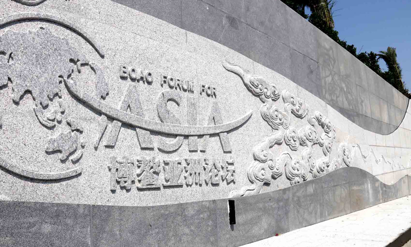 中國(guó)鐵建十八局集團(tuán)承建的博鰲通道上帶有博鰲亞洲論壇標(biāo)志的裝飾浮雕。（伍振 攝）