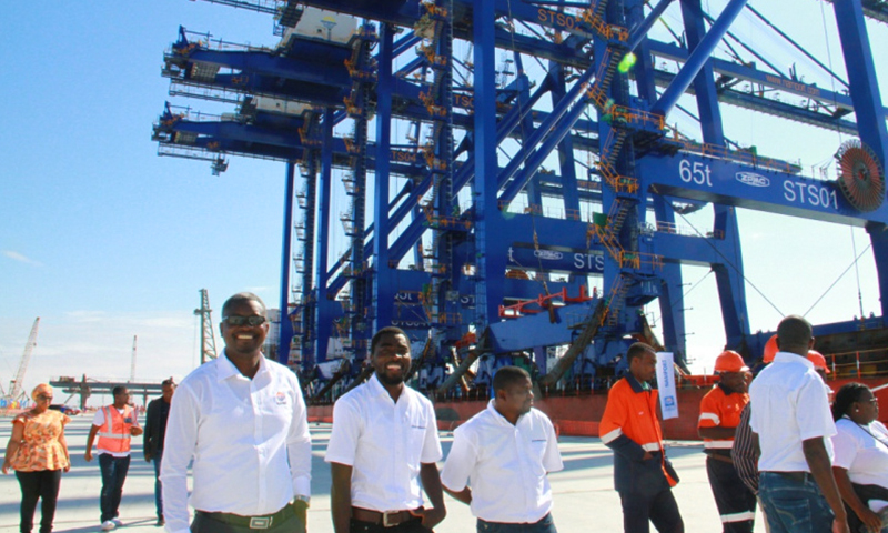 這四臺(tái)岸橋由中國上海振華重工（集團(tuán)）股份有限公司制造，每臺(tái)重1290噸，吊車行走平臺(tái)長104米，岸橋全高79米，高度相當(dāng)于26層的高樓。（新華社記者 吳長偉 攝）