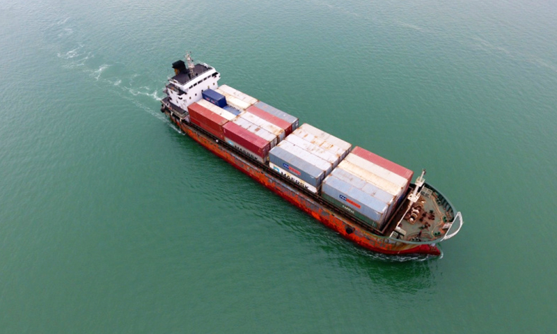 昔日小漁村漸成陸海樞紐，在20多年跨越式發展之后，廣西欽州港經濟技術開發區正緊抓新時代新機遇，全面融入“一帶一路”建設，不斷深化改革開放，堅持綠色發展，全力譜寫“向海經濟”新篇章。圖為一艘貨輪駛入廣西欽州港。（新華社記者 陸波岸 攝）