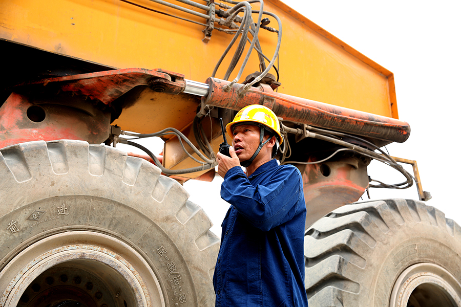 “高鐵運行速度很快，對施工精度要求很高，我們在架梁施工中要保證相鄰橋面高差、支座與墩臺錯動量都控制在10毫米以內(nèi)，支座四角高差控制在2毫米以內(nèi)，說這是‘繡花’功夫一點都不為過。”現(xiàn)場負(fù)責(zé)人何波良說道。圖為作業(yè)人員指揮900噸架橋機行走。（黃詩偉 攝）