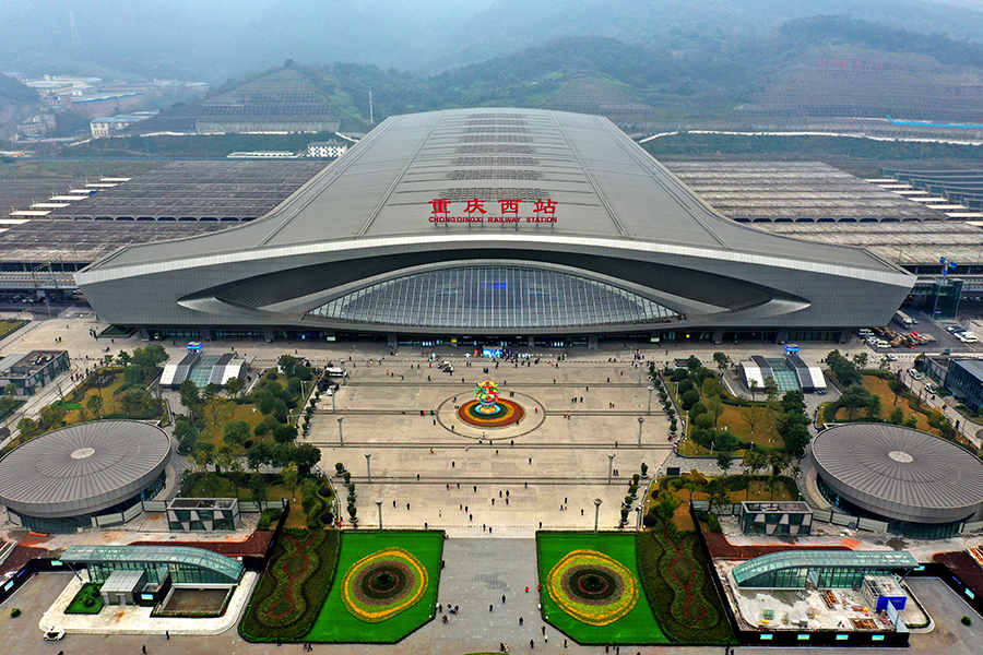 該集團引入智慧建造管理系統(tǒng)及先進的塔吊防碰撞監(jiān)測系統(tǒng)加強安全質(zhì)量管理，在重慶開創(chuàng)了多條地鐵曲線下穿地下交通樞紐施工的先河。圖為重慶西站站前廣場。