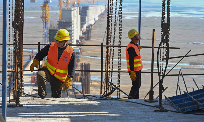 春節(jié)期間，新建福廈鐵路湄洲灣跨海大橋施工現(xiàn)場一派繁忙，來自中鐵十一局的500多位建設(shè)者堅守施工一線，在距海面70多米的高空中進行各項作業(yè)。圖為2月15日，施工人員在新建福廈鐵路湄洲灣跨海大橋斜拉橋主墩施工。（新華社記者 宋為偉 攝）