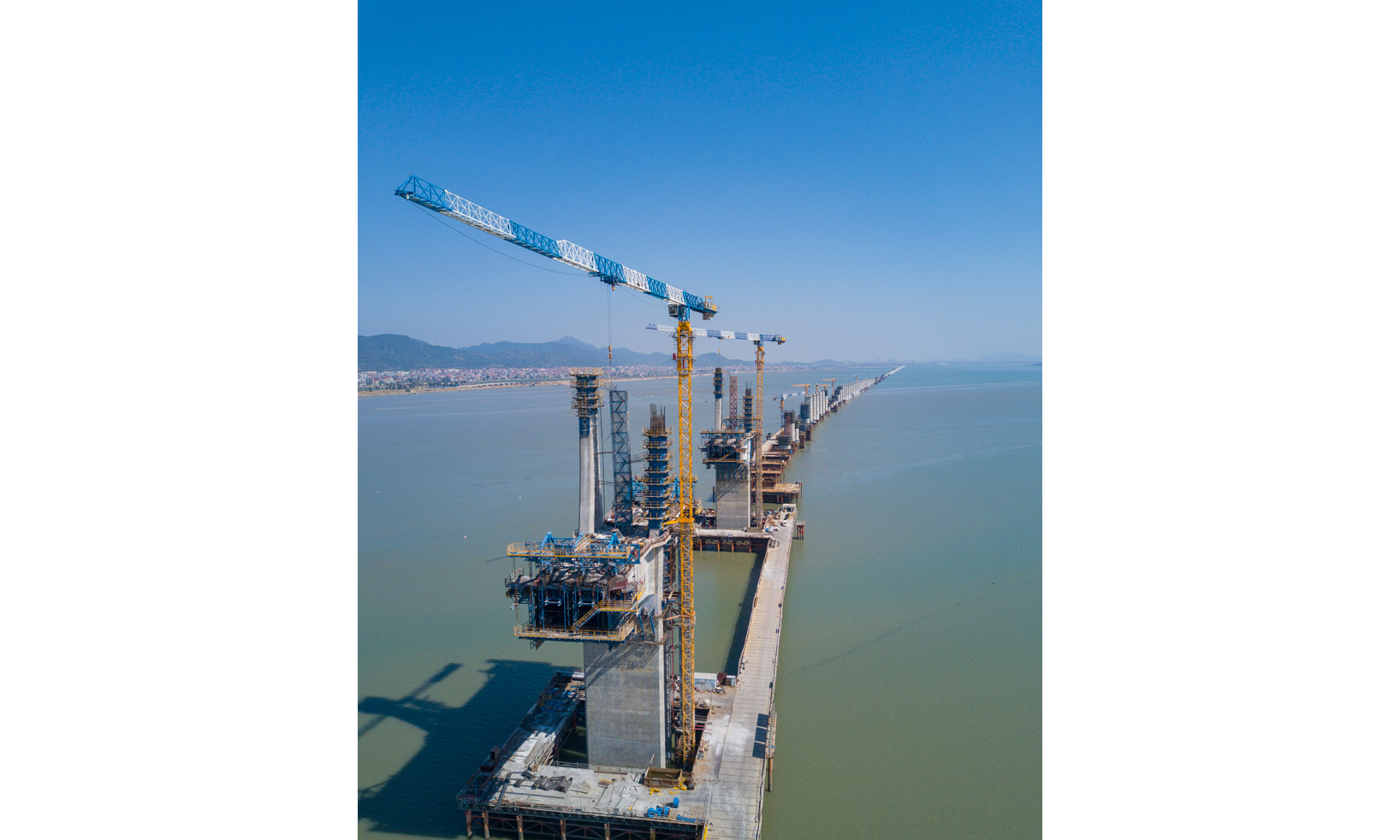 圖為2月15日，施工建設(shè)中的新建福廈鐵路湄洲灣跨海大橋斜拉橋兩主墩。（新華社記者 宋為偉 攝）