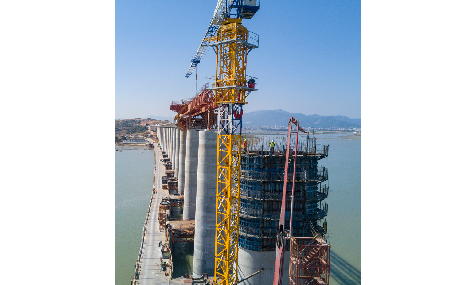 圖為2月15日，施工人員在新建福廈鐵路湄洲灣跨海大橋318#墩配合澆筑混凝土。（新華社記者 宋為偉 攝）