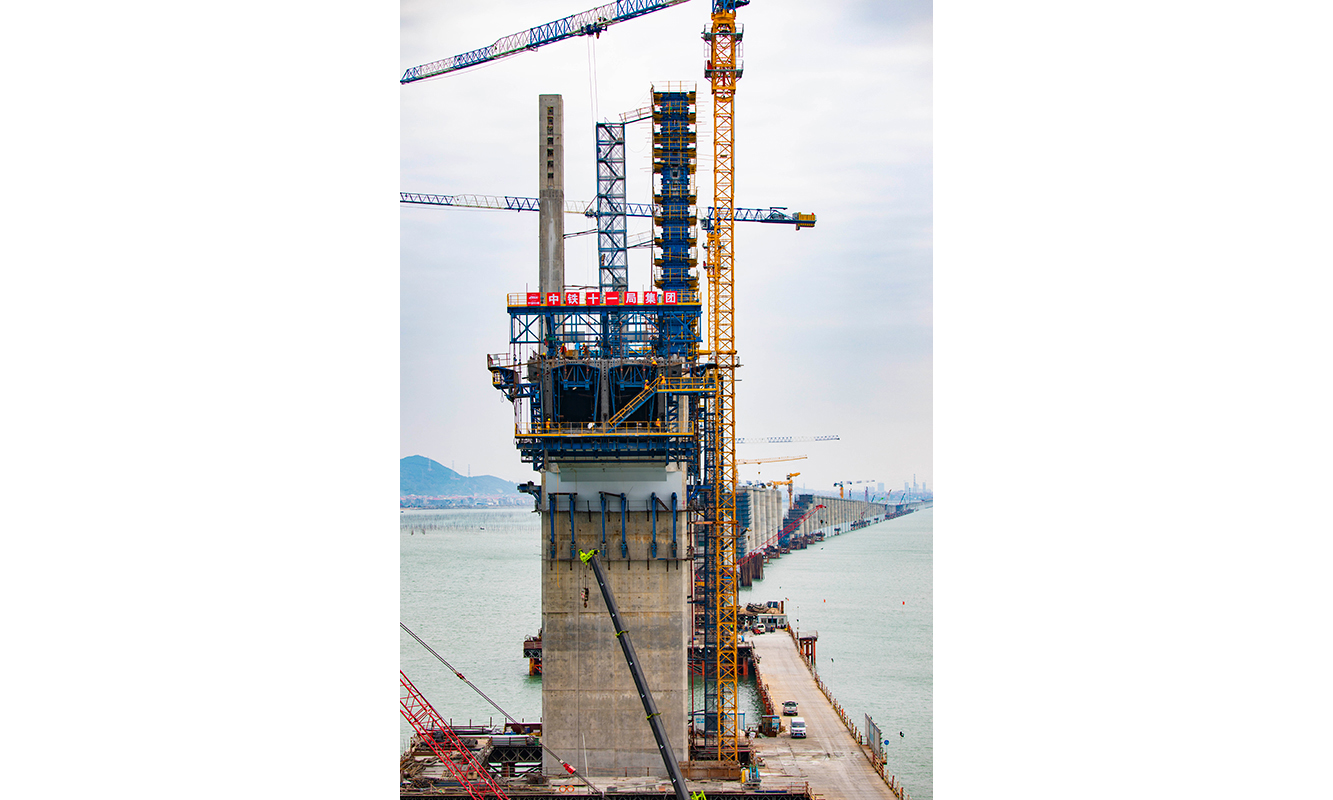 圖為3月10日，施工人員在新建福廈鐵路湄洲灣跨海大橋主塔施工。新華社發（金偉 攝）