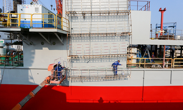 圖為平臺海事師對船體刷漆作業(yè)進行檢查驗收。