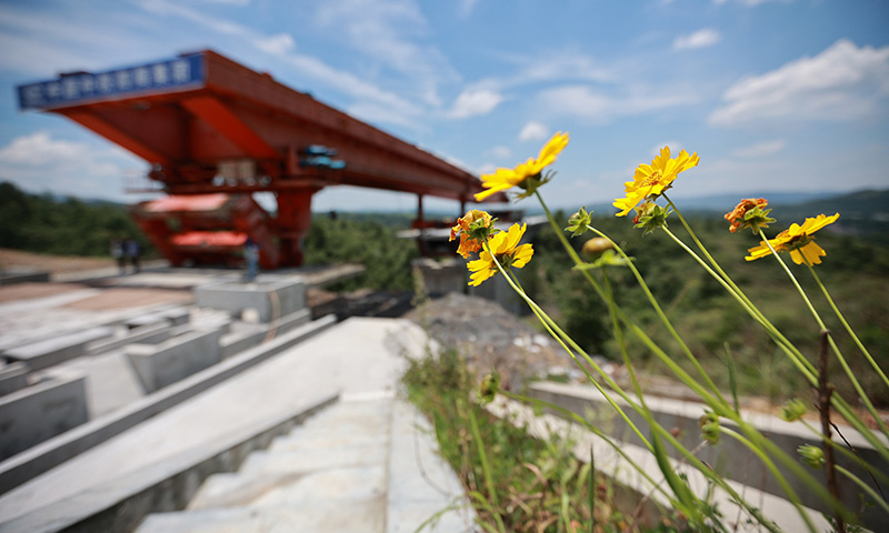 圖為6月7日，銀坡河特大橋最后一片箱梁正在架設中。（新華社記者 劉續 攝）