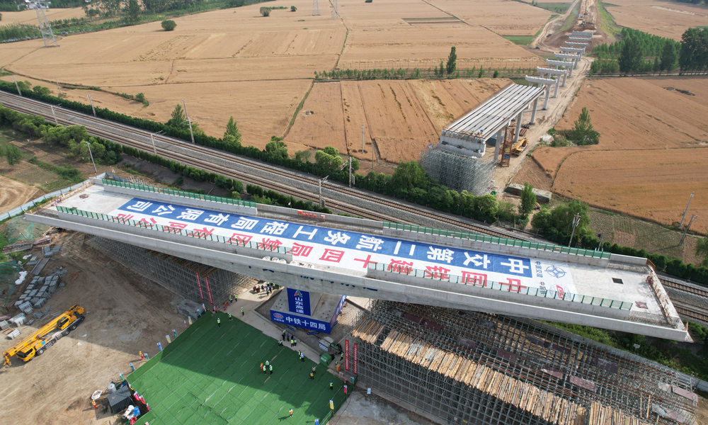 該轉(zhuǎn)體橋總長110米、寬約16.2米、重達8586噸，旋轉(zhuǎn)85度。圖為項目現(xiàn)場。