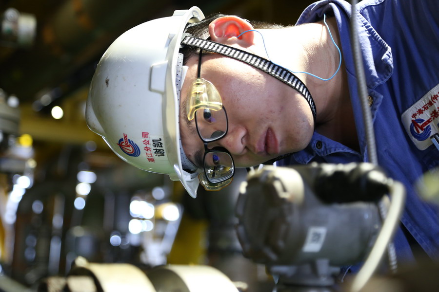 東方氣田群年產天然氣超57億立方米，是海南省民生和工業用氣的主要來源，同時兼顧向香港供氣的重任。它包含4個氣田共計10座海上生產平臺和1座陸地處理終端，智能化改造讓氣田供氣更加高效、穩定。智能氣田群建成后，智能配氣系統可以整體分析診斷整個氣田群上下游的流程工況，統籌協調調配各海上裝置的天然氣資源，結合下游用戶的不同需求，實現“一鍵配氣”，配氣速度提升近10倍。隨著智能化改造的推進，智能巡檢機器人、遠程儀表、實時監控系統逐步應用到氣田生產。圖為氣田工作人員檢查遠程儀控設備運行情況。