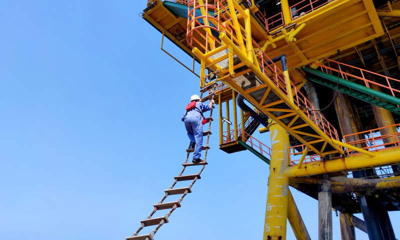東方作業公司在智能化建設初期就制訂了一體化人才培養計劃。員工在提升本職專業技能的基礎上，逐步成長為一專多能的復合型人才。經過一年多的實踐，人員跨專業作業的能力得到大幅提升，一體化人才培養取得明顯成效。圖為氣田工作人員登臨東方13-2WHPA平臺，開展智能化改造作業。 
