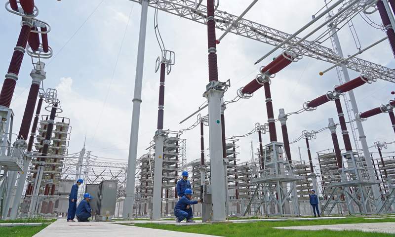 圖為6月18日，工作人員在江西鄱陽湖換流站巡視。（新華社記者 萬象 攝）