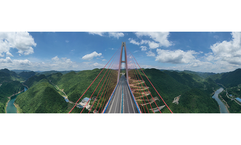 由中鐵廣州局等單位建設的貴州省遵義至余慶高速公路將于近日竣工通車。據了解，遵余高速線路全長為約93公里，通車后從遵義到余慶的時間從原來的3個小時縮短為70分鐘左右。圖為6月26日，已經竣工的遵余高速湘江大橋。（新華社記者 劉續 攝）