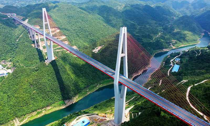 圖為6月26日，已經竣工的遵余高速湘江大橋。（新華社記者 劉續 攝）