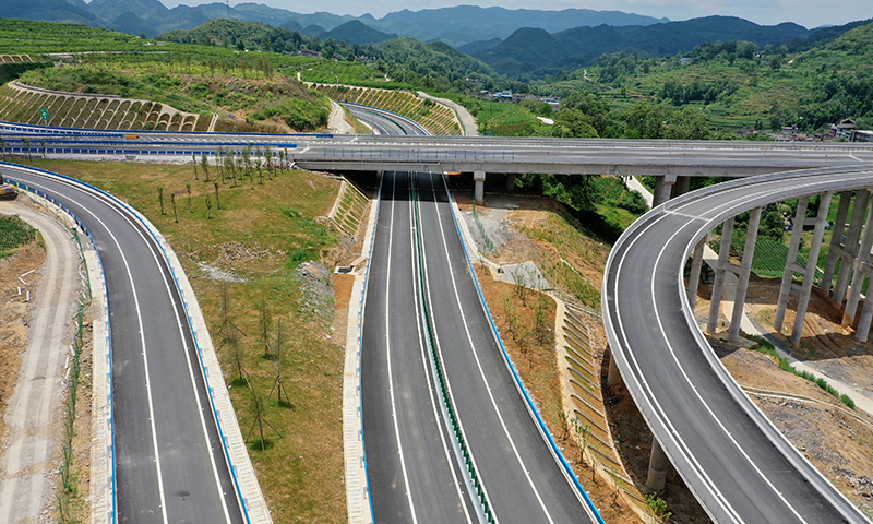 圖為6月26日，已經竣工的遵余高速鐵廠互通。（新華社記者 劉續 攝）
