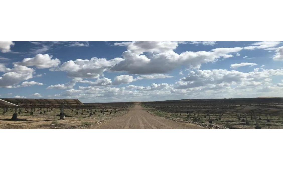 中節(jié)能太陽(yáng)能西中區(qū)達(dá)拉特光伏電站位于中國(guó)第七大沙漠——庫(kù)布齊沙漠腹地，總裝機(jī)容量100兆瓦。該電站通過(guò)“光伏+生態(tài)+農(nóng)林”發(fā)展模式，協(xié)調(diào)推動(dòng)沙漠清潔能源經(jīng)濟(jì)、沙漠生態(tài)治理、沙漠有機(jī)農(nóng)業(yè)多產(chǎn)業(yè)融合發(fā)展，對(duì)優(yōu)化地區(qū)能源結(jié)構(gòu)、改善地區(qū)環(huán)境、實(shí)現(xiàn)區(qū)域經(jīng)濟(jì)的高質(zhì)量發(fā)展起到積極的推動(dòng)作用。