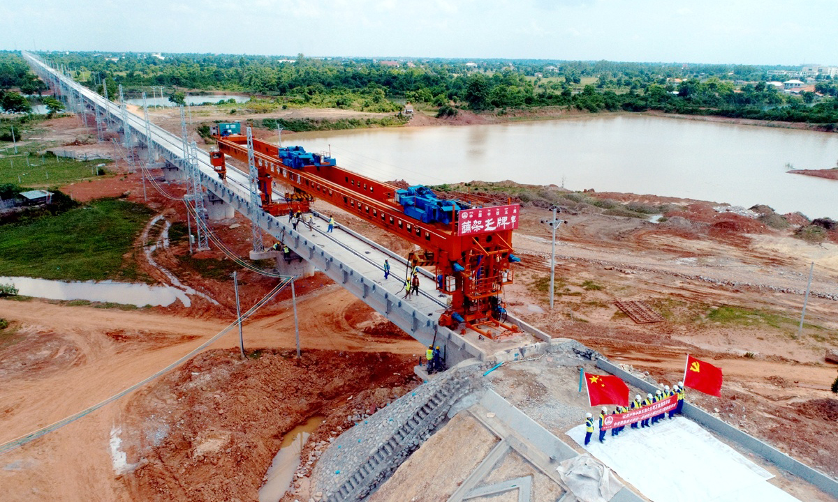 7月5日，隨著架橋機(jī)將中老鐵路逢通特大橋最后一片T梁穩(wěn)穩(wěn)落在橋臺(tái)上，由中國(guó)中鐵五局承建的中老鐵路最長(zhǎng)橋梁——逢通特大橋架設(shè)完成，標(biāo)志著“一帶一路”標(biāo)志性工程中老鐵路正線架梁貫通。