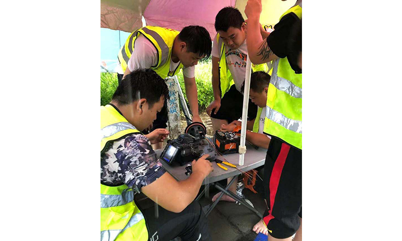 中國移動工作人員正全力搶通網絡通信“生命線”。