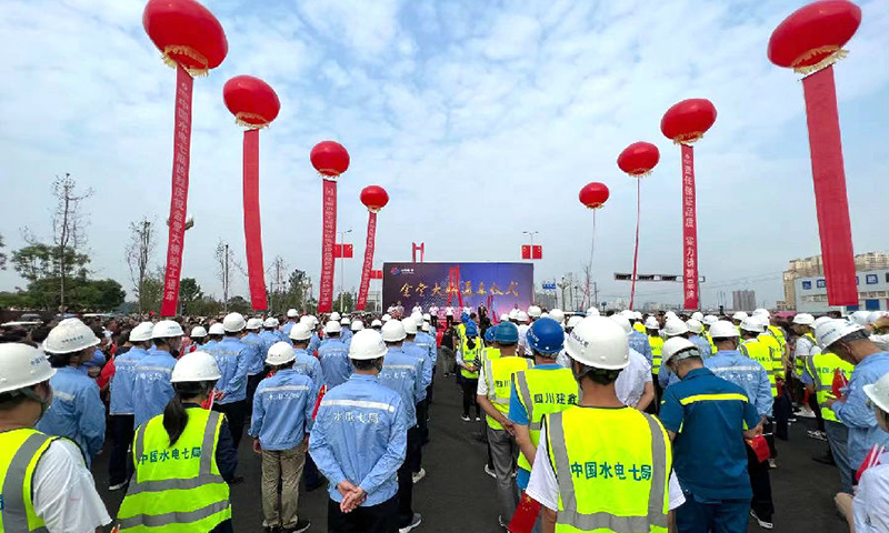 金堂大橋及連接線工程全長1644米，其中橋梁全長1297米，主塔高度137.5米，主跨430米，鋼箱梁總重1.7萬噸，為成都市主塔最高、主跨最長、鋼箱梁最重的雙塔雙索面斜拉橋。