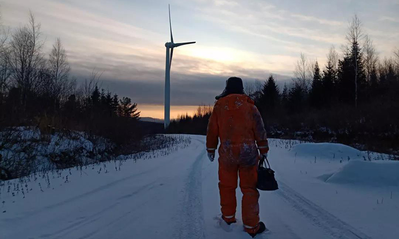 近日，寒潮來襲，中國三峽集團員工堅守崗位、加強巡檢，確保能源穩定供應。圖為黑龍江伊春烏伊嶺阿廷河風電場運檢人員踏雪巡線，消缺保供電。 （攝影：韓強 桑玉龍）