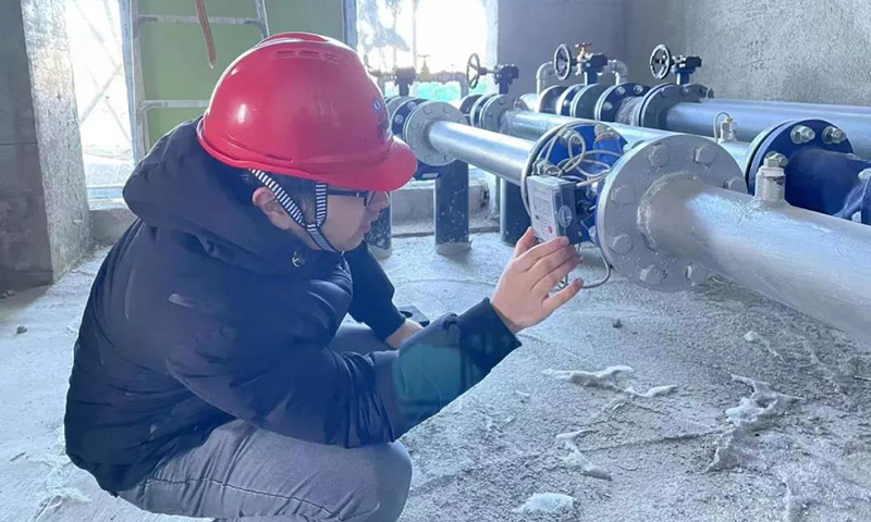 圖為在烏蘭察布源網荷儲項目現場，室外大雪紛飛，設計師正全程跟蹤三峽現代能源創新示范園供熱調試。 （ 攝影：肖志斌）