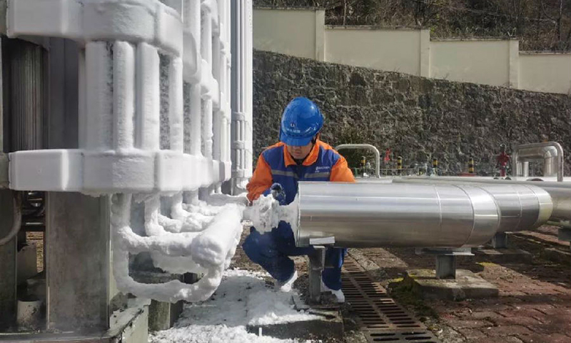 圖為湖北能源天然氣銷售公司松柏場站：在鄂西神農架林區，工作人員正在檢查設備運行情況，以便天然氣高效、安全運輸。  （攝影：陳凱）