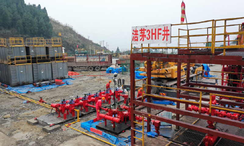 近日，中國(guó)石化江漢油田涪陵頁(yè)巖氣田涪茅3HF井試獲9.27萬(wàn)立方米/天的高產(chǎn)工業(yè)氣流，展示了涪陵頁(yè)巖氣田茅口組新層系良好的開發(fā)前景。