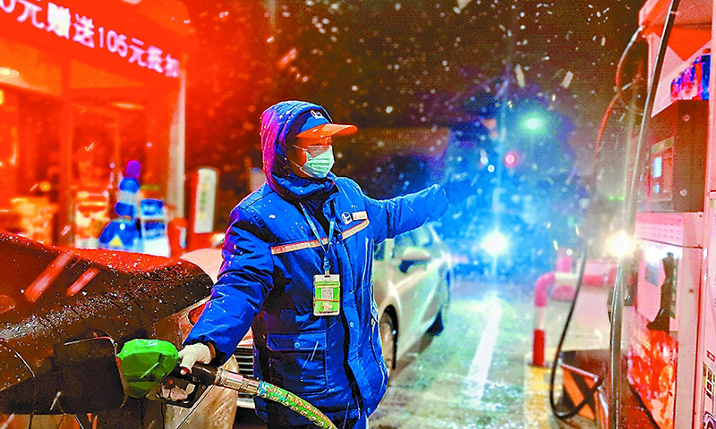 江漢油田、江蘇油田、華東石油局等油田企業(yè)及時啟動應(yīng)急預(yù)案，加強關(guān)鍵井及關(guān)鍵設(shè)備的巡回檢查，確保生產(chǎn)平穩(wěn)有序；金陵石化、揚子石化、安慶石化等煉化企業(yè)做好防凍防凝巡查工作，保障裝置安全平穩(wěn)運行；湖北石油、浙江石油、江蘇石油、安徽石油等銷售企業(yè)及時清理庫站積雪，合理優(yōu)化物流路線，保障當?shù)爻善酚褪袌龉?yīng)。圖為2月7日，湖北石油高管公司蘄春北加油站員工暴雪中堅守崗位為車輛加油。