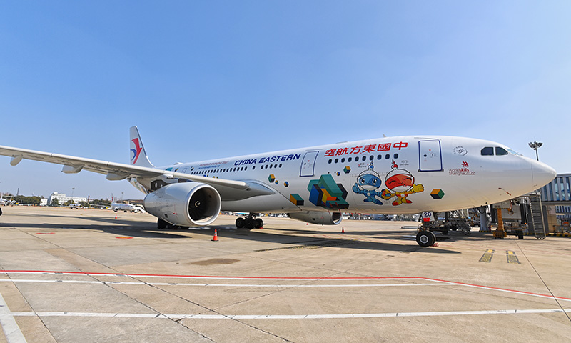 近日，上海第46屆世界技能大賽（以下簡稱“世賽”）主題彩繪飛機——中國東航“技能夢想號”正式亮相，從上海虹橋國際機場首航北京首都國際機場,以“空中使者”的身份為全球地位最高、規模最大、影響力最大的職業技能競賽廣發全球“英雄帖”。圖為東航“技能夢想號”剪影。