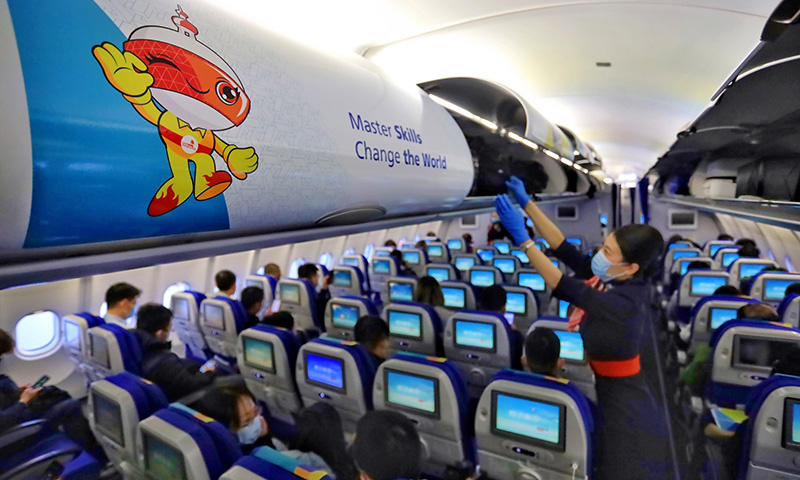 東航將攜手有關各方，發揮航空“空中橋梁”作用，向全世界展示“世賽形象”、上海形象，傳遞世賽精益求精的工匠精神，讓四海賓客更好地感受“世賽文化”、傾聽“世賽聲音”、共赴“世賽之約”。圖為首航航班上客艙布置和環節設置中都融入豐富的世賽元素。