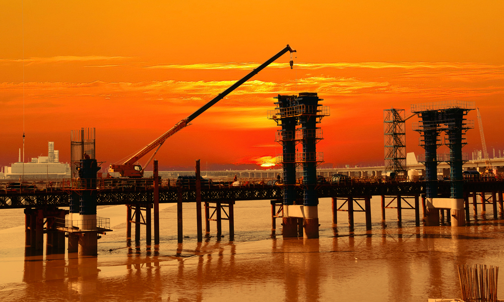 杭甬高速復線濱海互通連接甬舟高速公路，占用海域面積613.03畝，由主線橋、4座拼寬橋和8條匝道橋組成，全長10090延米，是目前亞洲最大海上互通樞紐。互通共有樁基1027根，直徑1.8米至2.5米，平均樁長83米。該海域地質(zhì)結構復雜，加上涉及石油管道、新奧燃氣、500千伏海纜等多條海底管線，樁基施工難度大。圖為墩柱模板安裝作業(yè)現(xiàn)場。